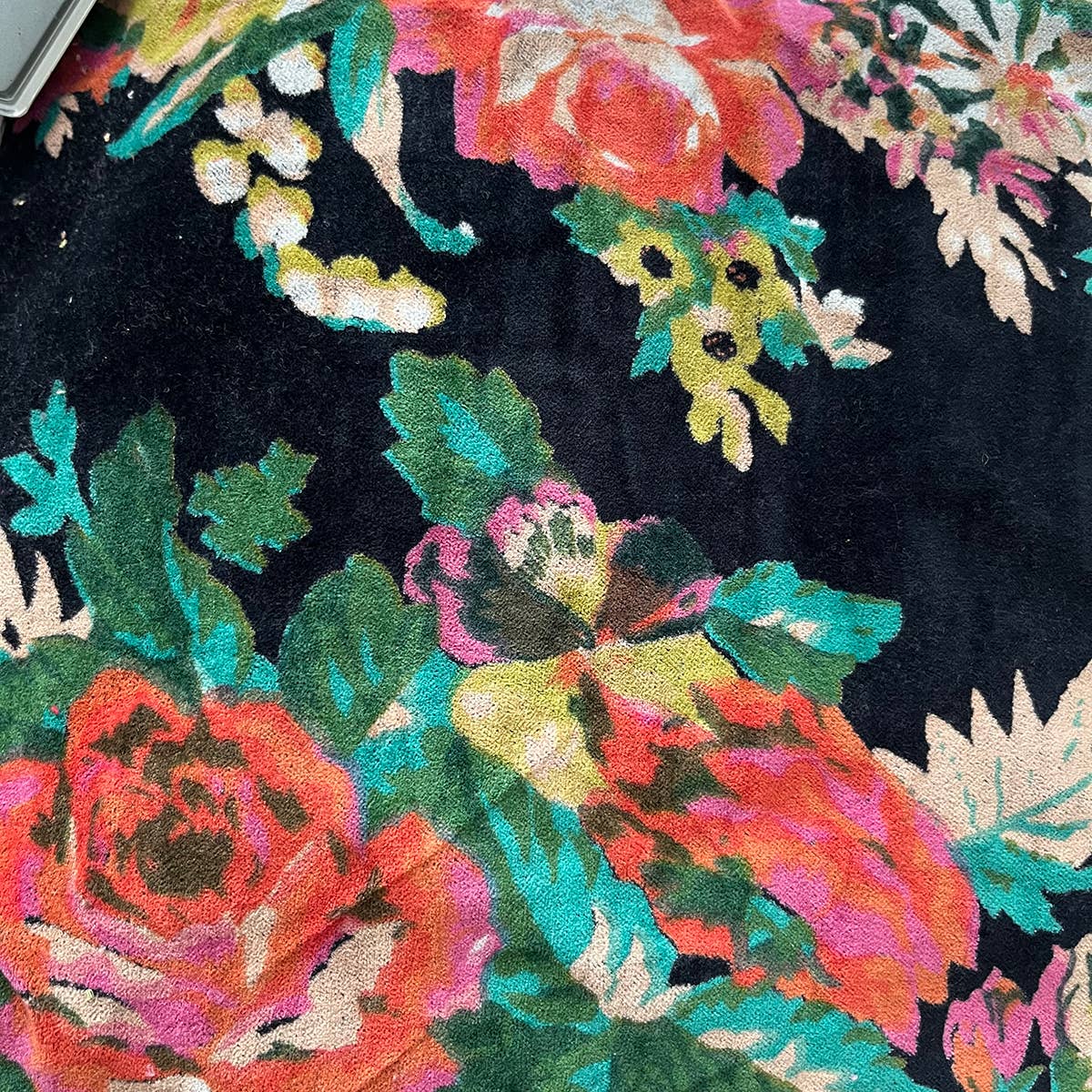 Little Journeys Chicago - Rome Velvet Pouch Coral Black